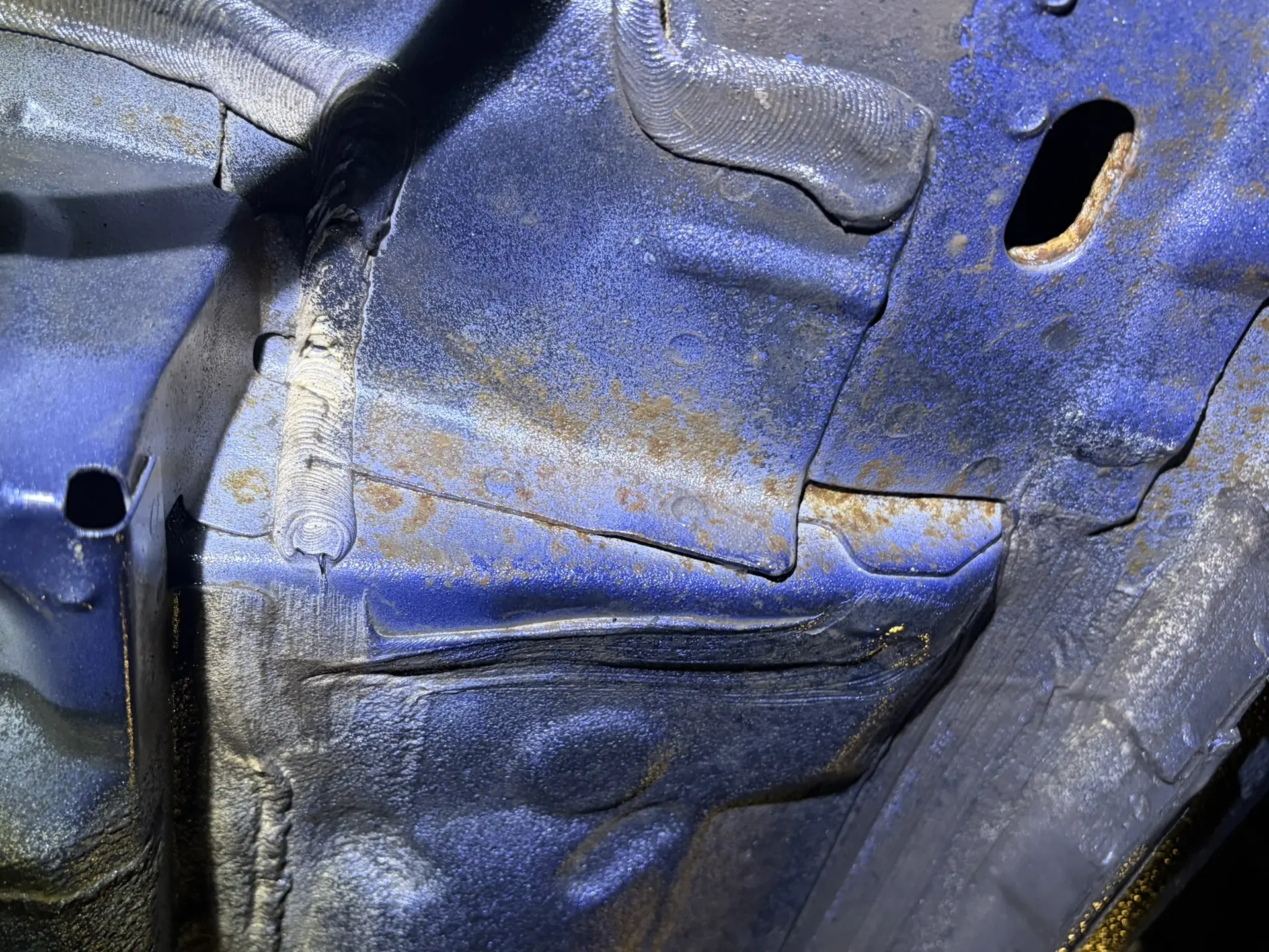 Такие очаги коррозии имеются на Mitsubishi Lancer. Что в принципе для возраста автомоби...