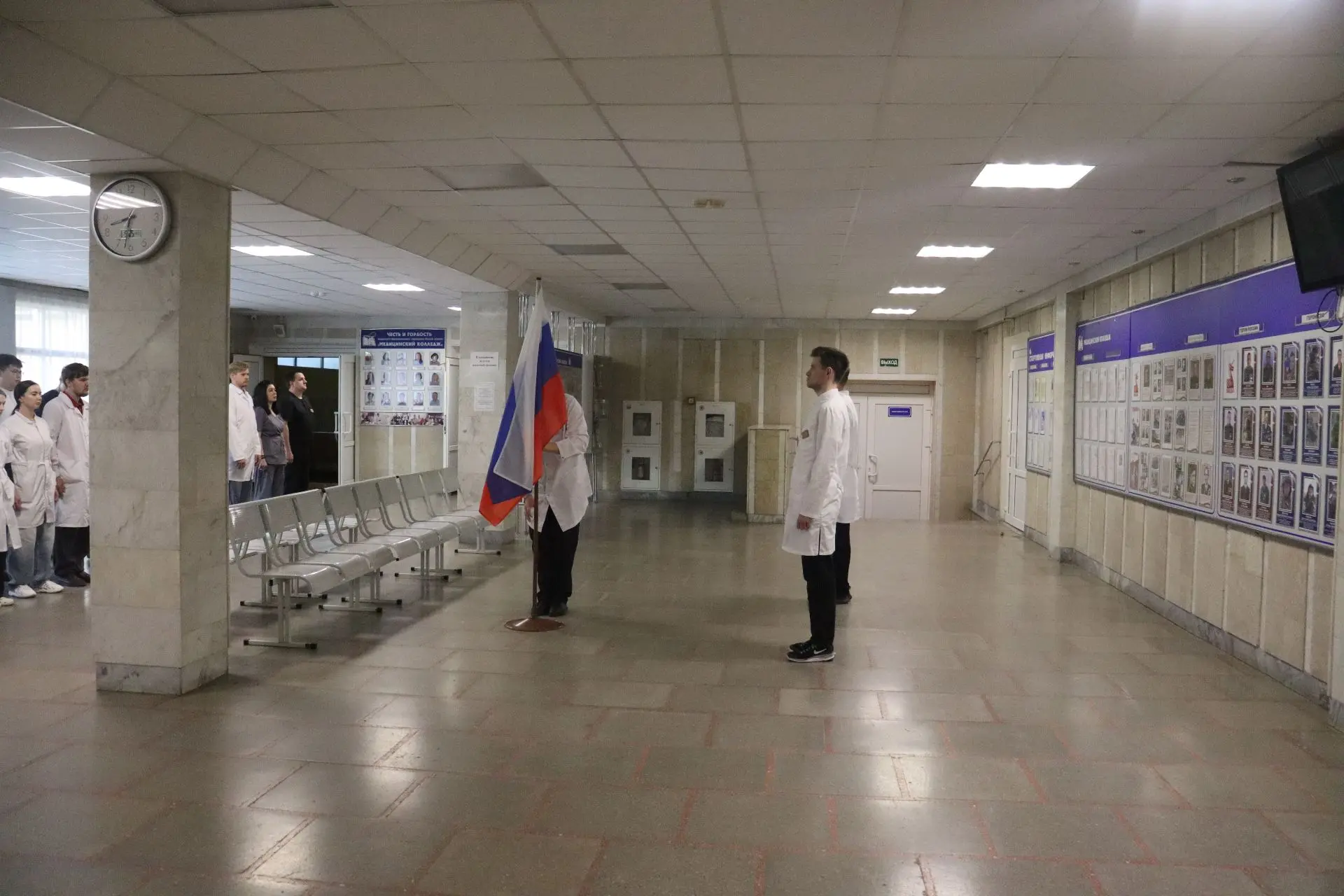 🇷🇺Каждую неделю в Омском областном медицинском колледже понедельник начинается с торжественного вы
