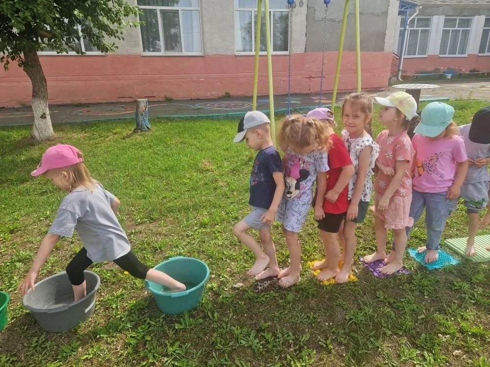 Закаливание: от тропинки здоровья к прохладной воде
В детском саду для детей старшего дошкольного во