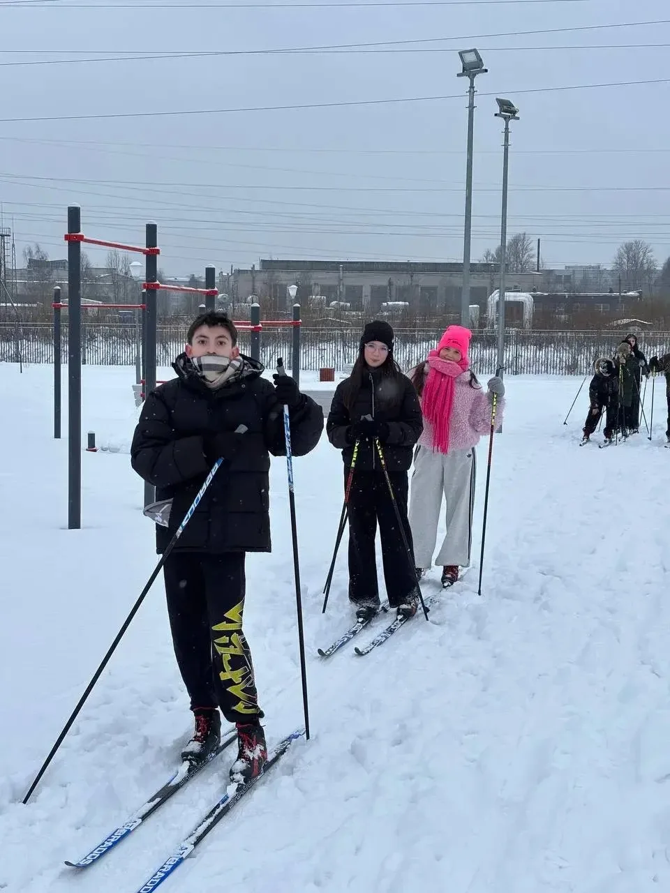 ФИЗКУЛЬТУРА НА СВЕЖЕМ ВОЗДУХЕ — ЭТО ЗАРЯД ЭНЕРГИИ И БОДРОСТИ!  ⛷️ Наши уроки физкультуры переместили