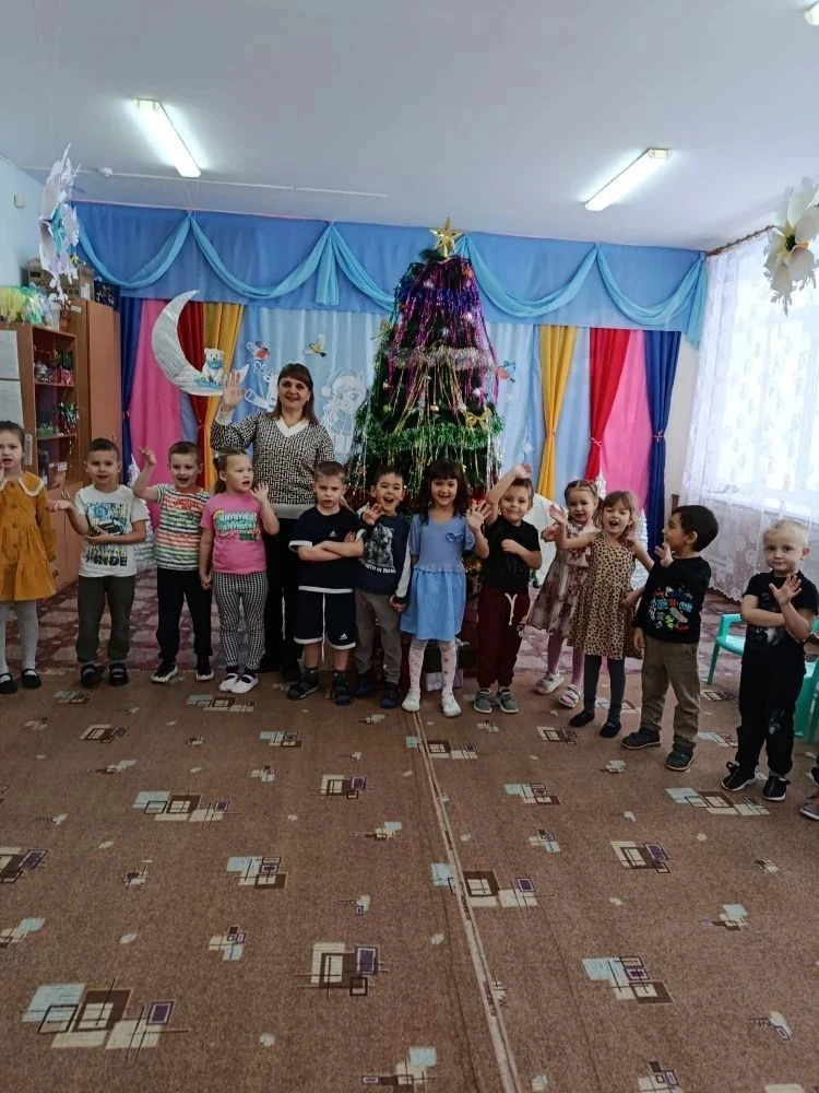 В нашем детском саду стало доброй традицией проведение праздника «Прощание с Новогодней ёлочкой». Во