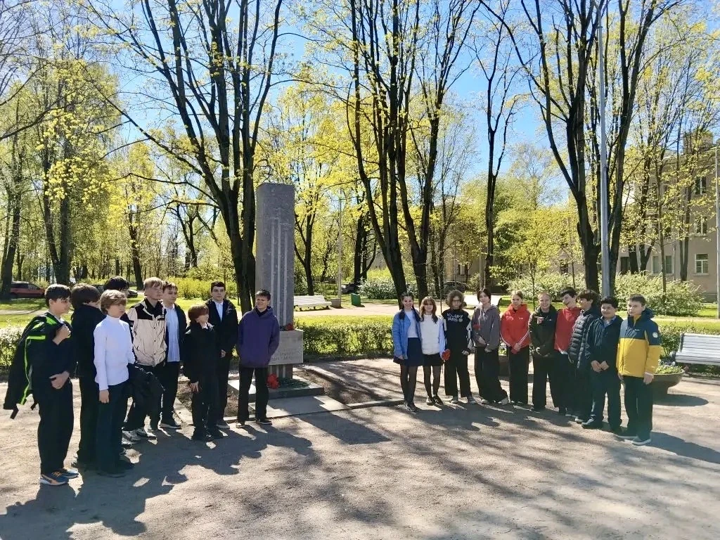 🔥Ученики 6 «Г» класса совершили пешеходную экскурсию по нашему району, посвящённую памятным местам С