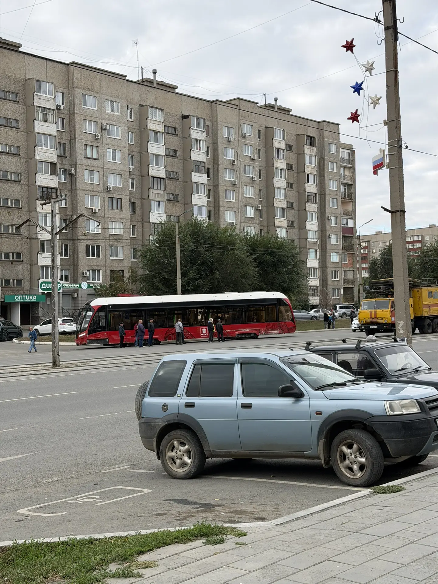 Предварительно все живы. Водитель и инструктор покинули автомобиль с помощью, но на сво...