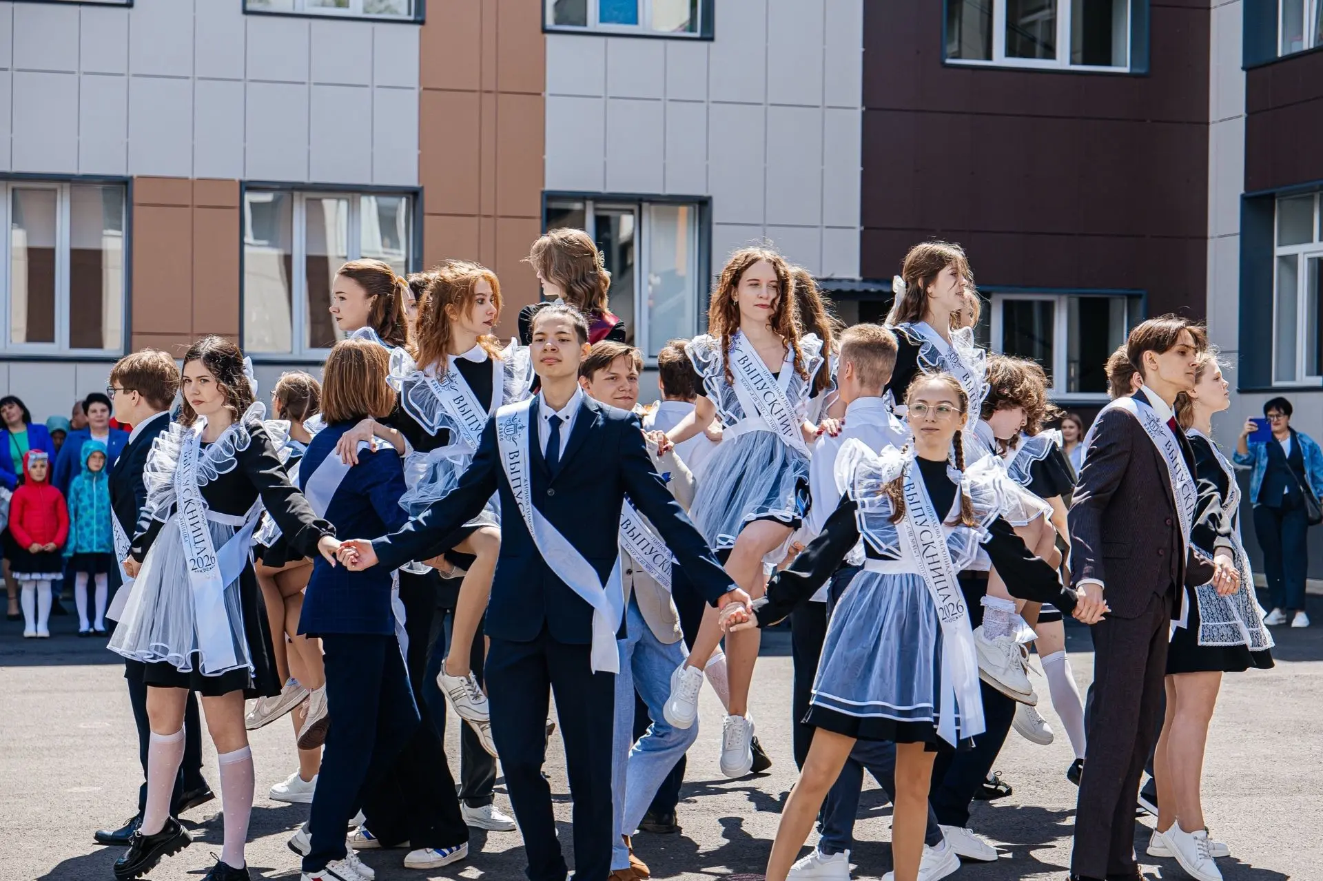 🔔 Последний звонок уже прозвенел. На старт, во взрослую жизнь, под аплодисменты всей школы! 👏  Трога