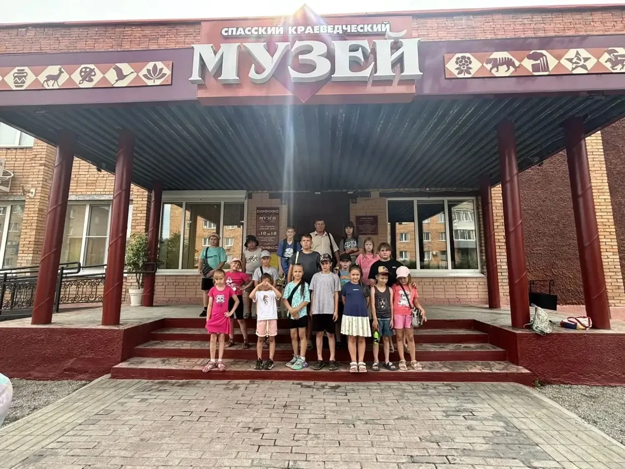 Не просто экскурсия, а настоящее приключение! 
Сегодняшний день в пришкольном лагере прошёл в краеве