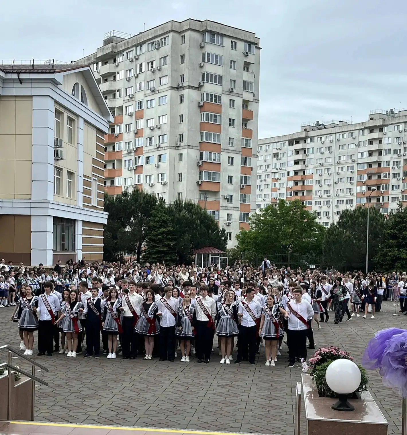 ✨️Этот день настал.   💼Кажется, еще вчера вы бегали в школьных коридорах с огромными букетами и порт