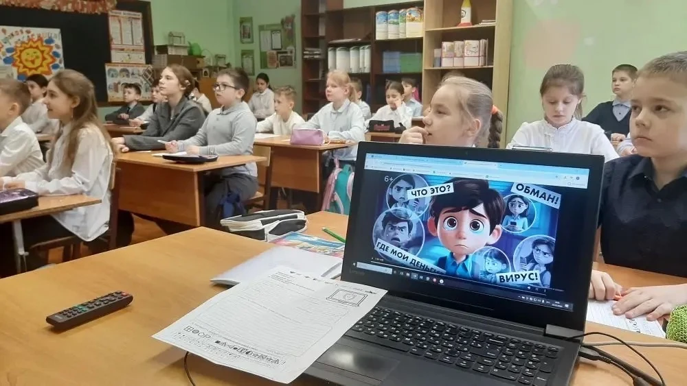 🗓️ 2 марта состоялась торжественная линейка, посвящённая церемонии поднятия Государственного флага и