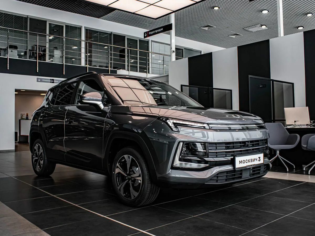 🚗💥 «Москвич 3» снова упростили: новый руль, обычный кондиционер и странная логика обновлений Ну что,