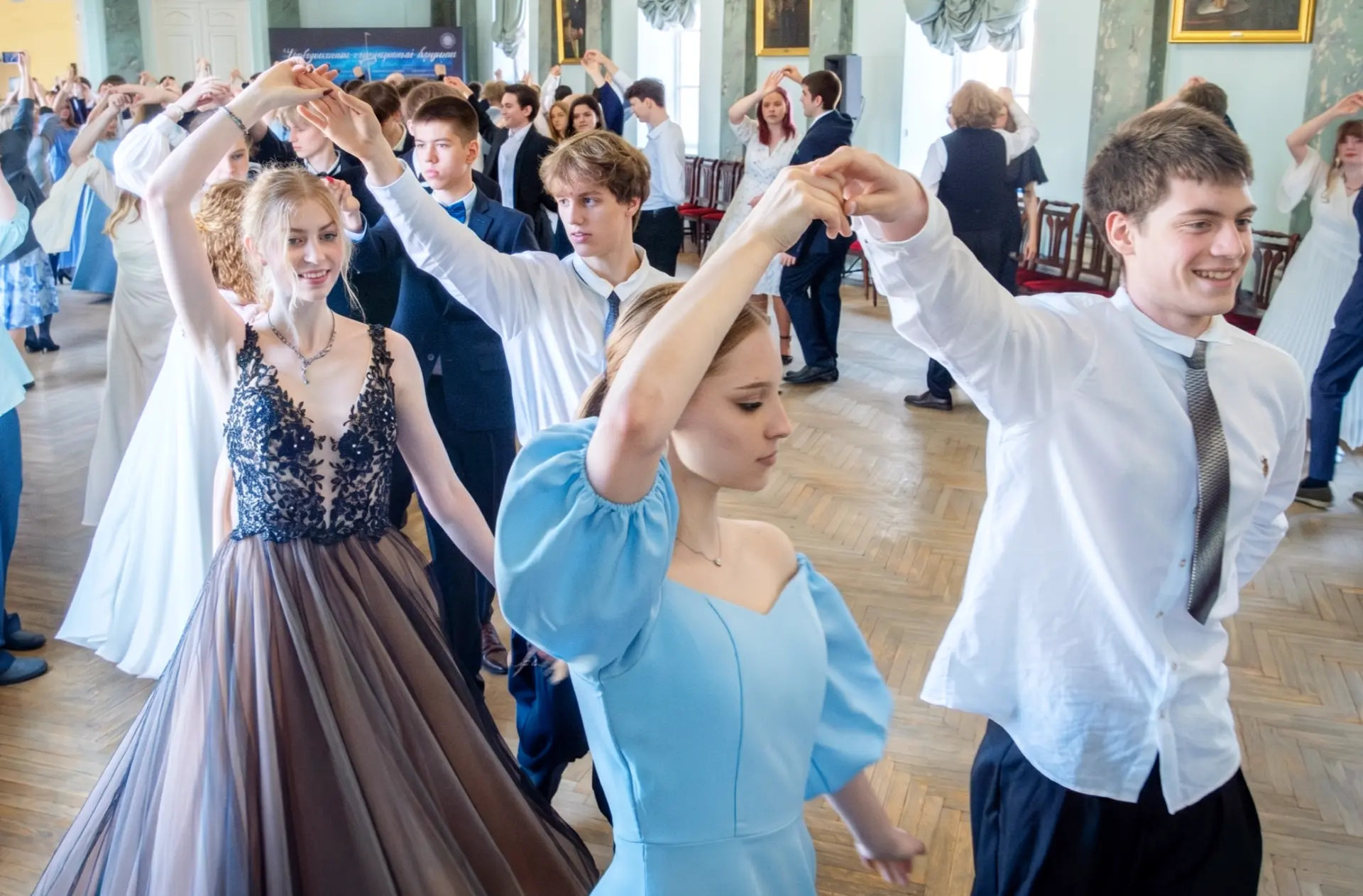 Полонез, кадриль, вальс и фокстрот. В Герценовском университете прошел бал для выпускников психолого