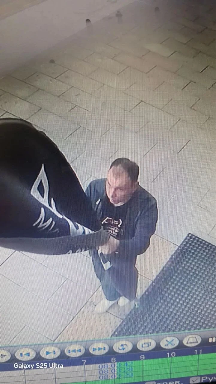 🔻31 августа мужик решил, что фирменные флаги местного барбершопа по адресу: 3-я Новова...