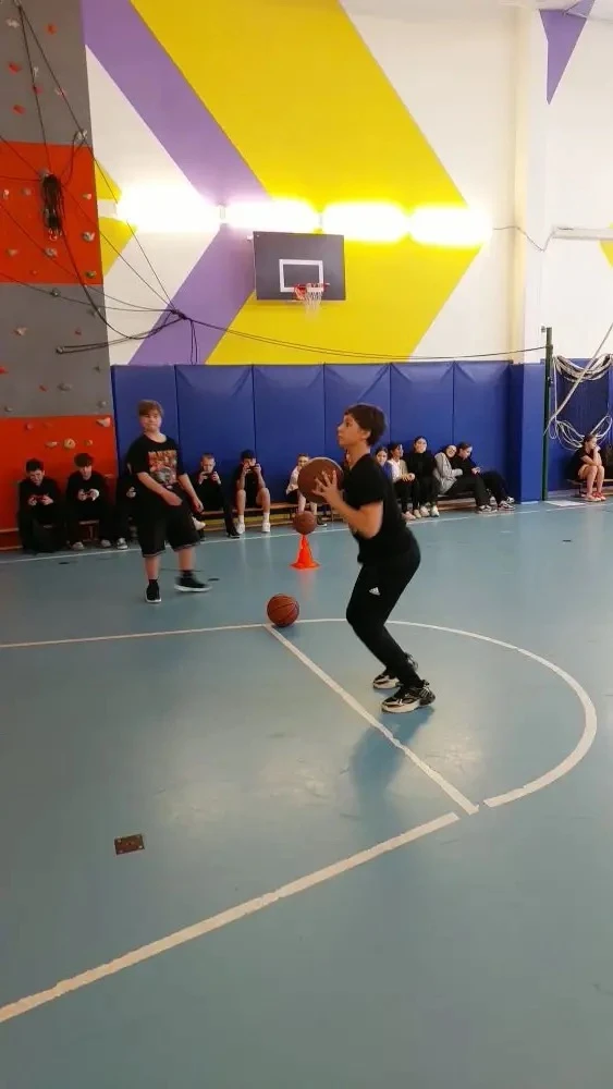 🏀🇷🇺 «А ну-ка, парни!» — продолжение соревнований на Поэтическом 🇷🇺🏀  Сегодня в нашей школе продолжил