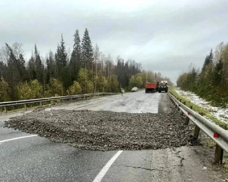 Около 500 тоннами щебня засыпали всю ночь Карстовый провал
