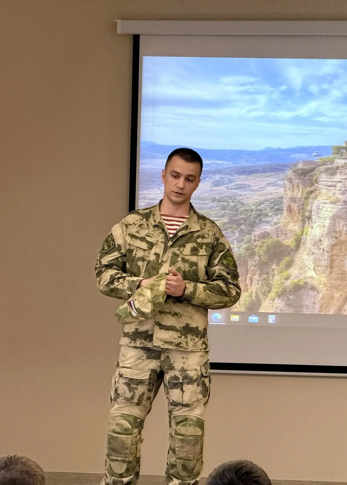 Сегодня нашу гимназию посетил особенный гость — ефрейтор Рязин Виктор Викторович, участник СВО, нагр