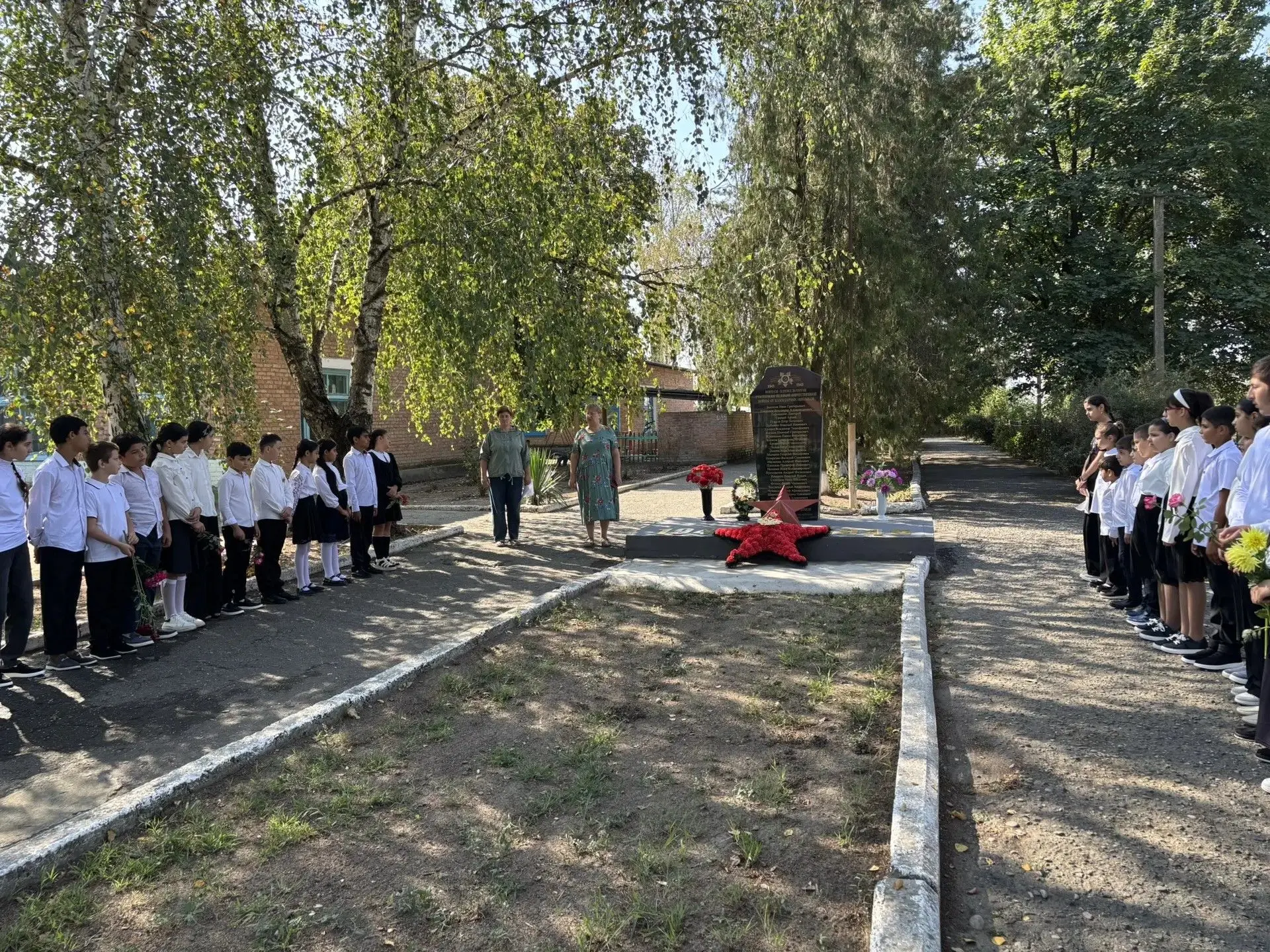 Память поколений: в школе прошел митинг, посвященный окончанию Второй мировой войны
