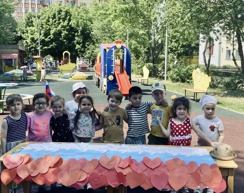 Большой стране большая открытка!

🇷🇺 Ко Дню России малыши из группы «Дельфинята» создали по-настоя
