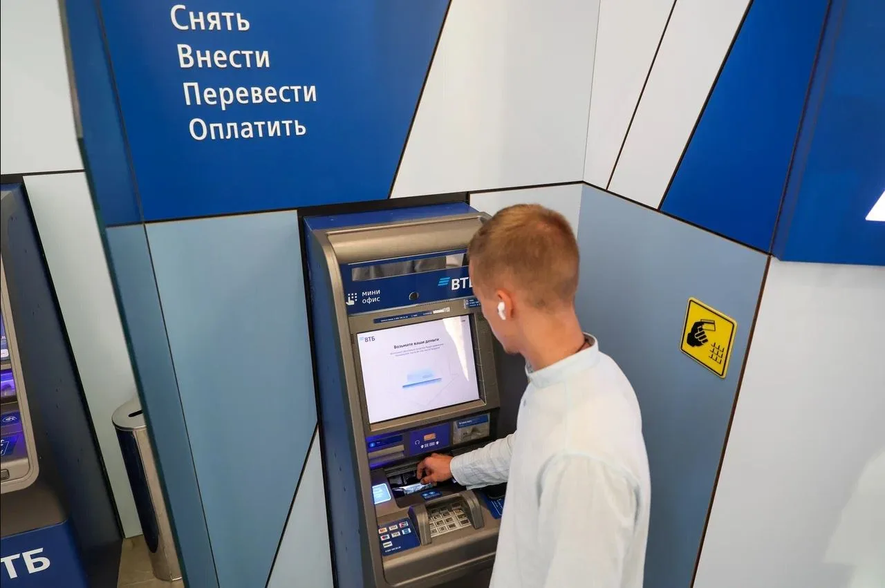 ВТБ постепенно заменяет устаревшие зарубежные банкоматы устройствами российского произв...