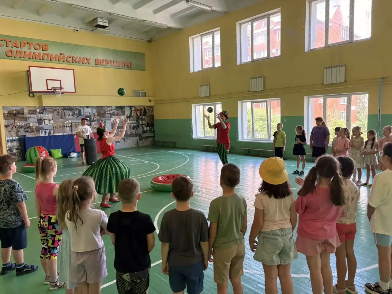 Сегодня в лагере «Солнышко» был невероятно весёлый день! Ребята танцевали под зажигател...