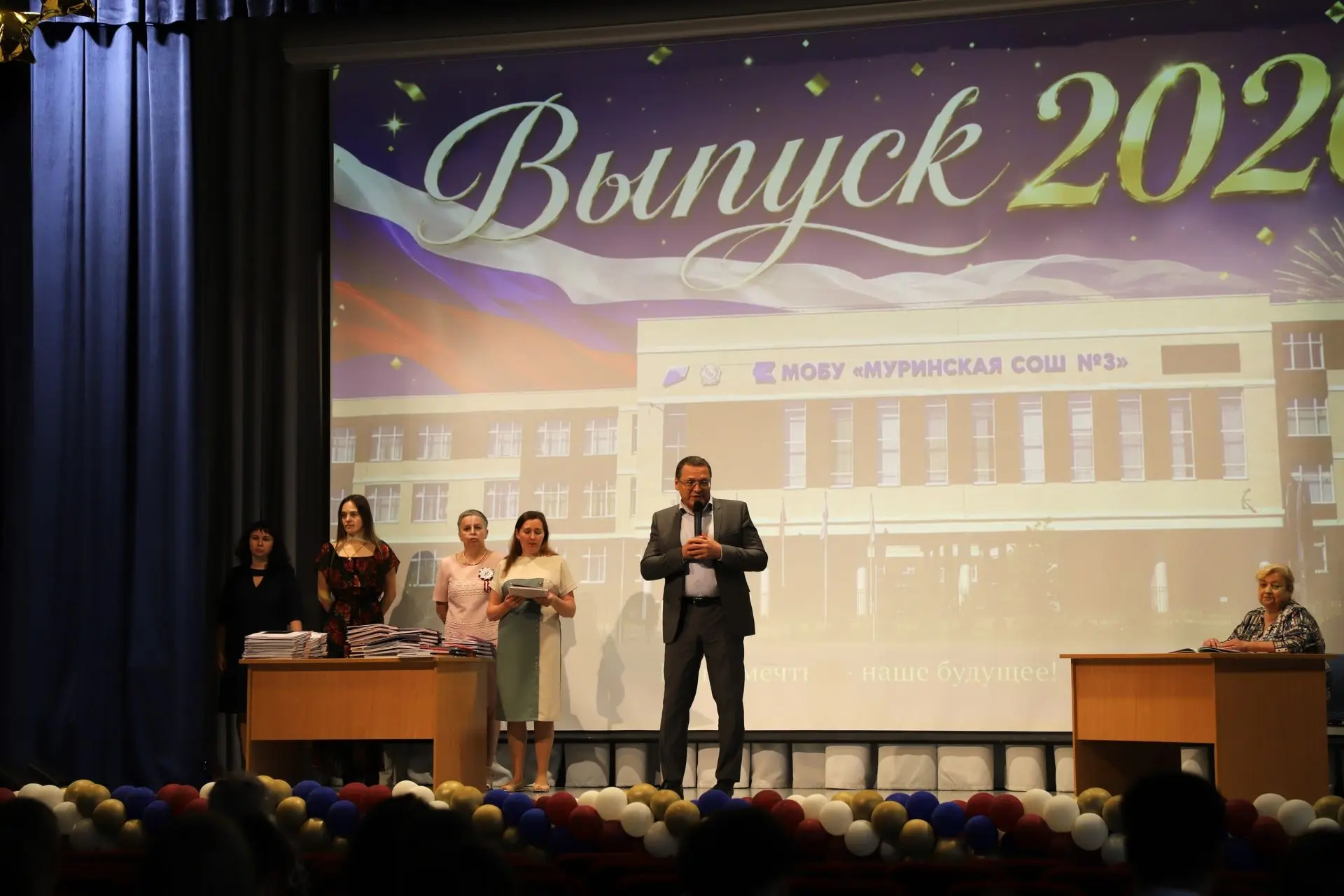 Сегодня в Муринской СОШ №3 состоялось торжественное вручение аттестатов об основном общем образовани