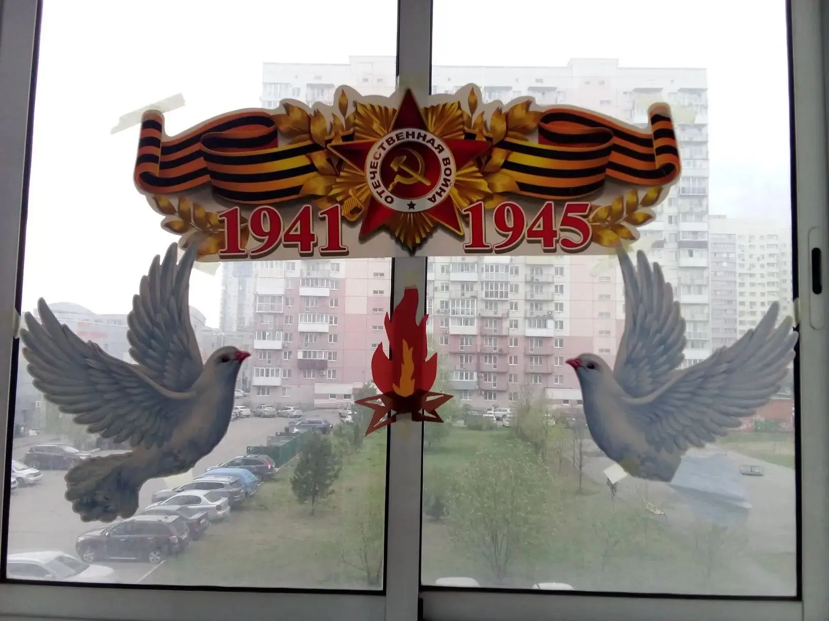 🪟 «Окна Победы»: пятиклассники МАОУ «СОШ № 110» украсили окна к 9 Мая! В преддверии великого праздни