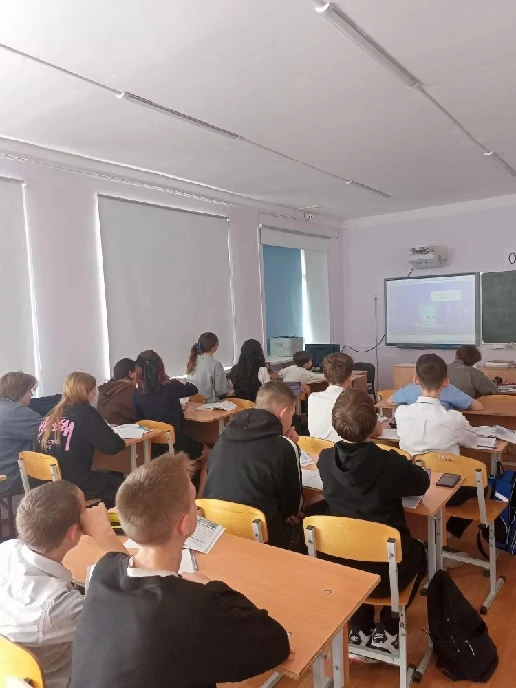 Для учащихся 7-х классов был проведен урок по цифровой грамотности и кибербезопасности в рамках прос