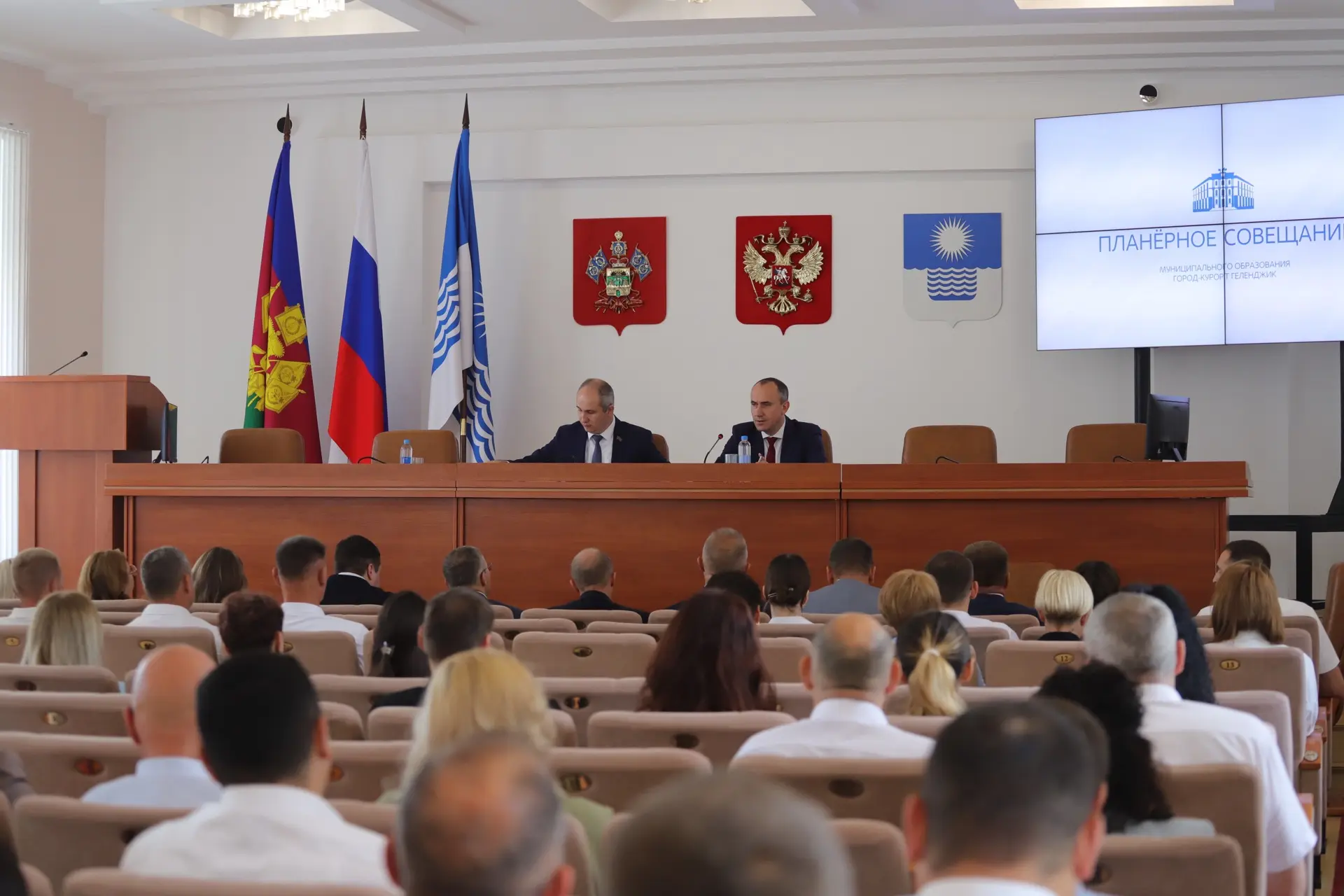 Провели расширенное планерное совещание. Главный вопрос - последствия прошедших залповых ливней, сан