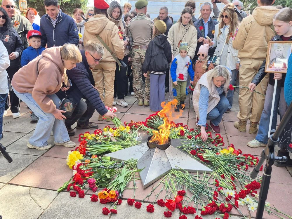 🎗 Торжественный митинг. Вместе помним подвиг героев!  Вечная слава победителям!  Фото ➡️ https://vk.