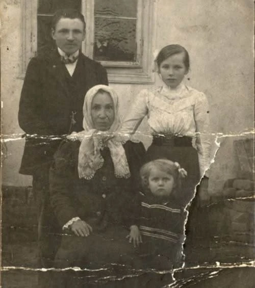 1940 год. Старуха продала любовь сына за дойную корову, а дочь от злости вышла за нелюб...