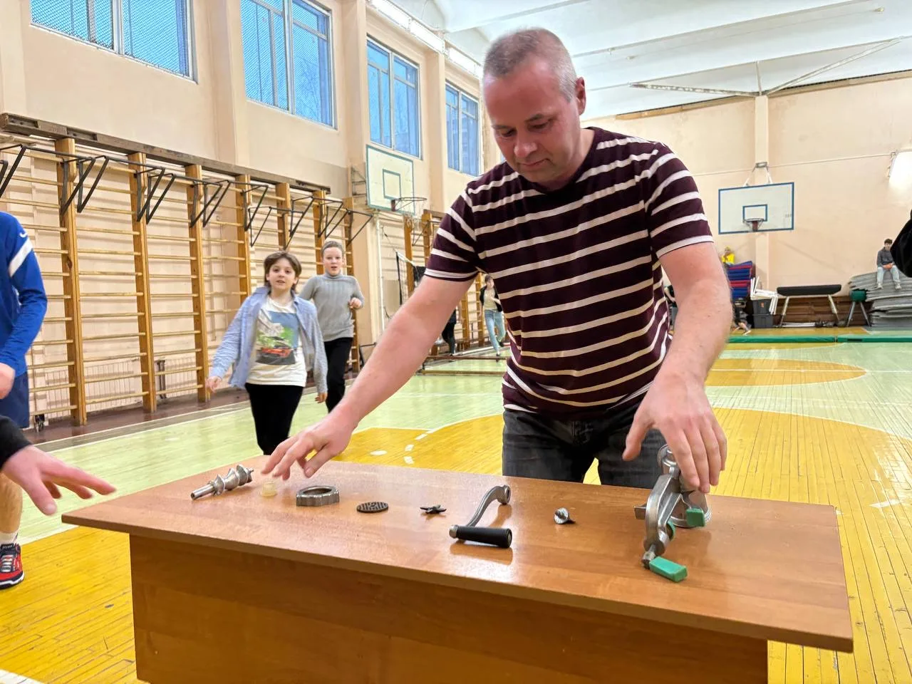 👨 В пятницу в школьном спортивном зале прошел весёлый и динамичный семейный праздник «А ну-ка, папы»