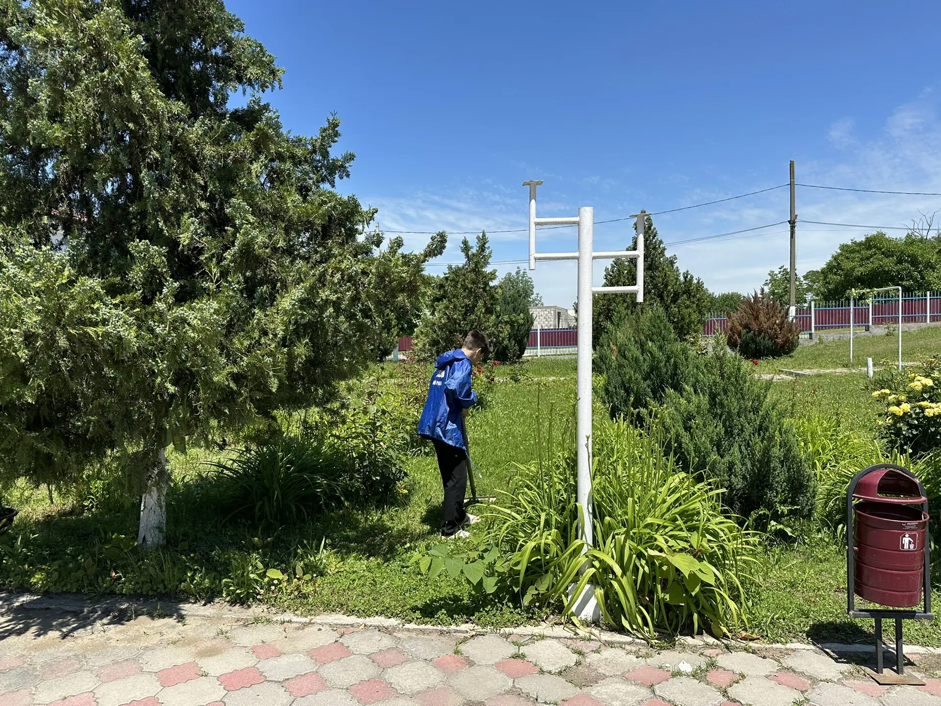 Сегодня в МБОУ "ООШ с. Чири-Юрт" прошел субботник, в котором активное участие приняли ученики 9 клас