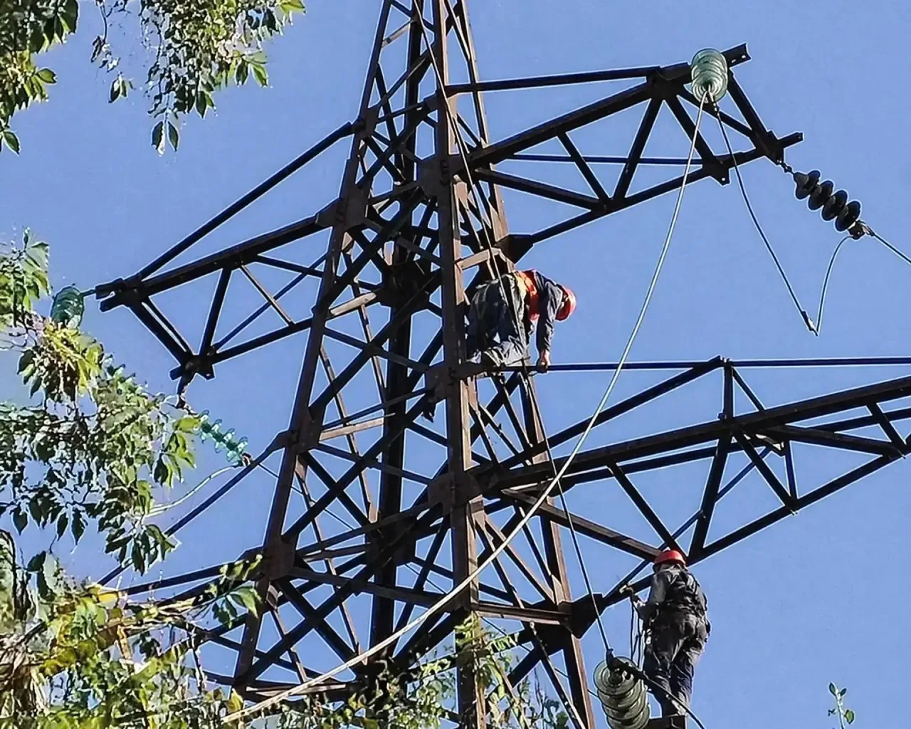❗️Аварийно-восстановительные работы на сетях электроснабжения продолжаются.