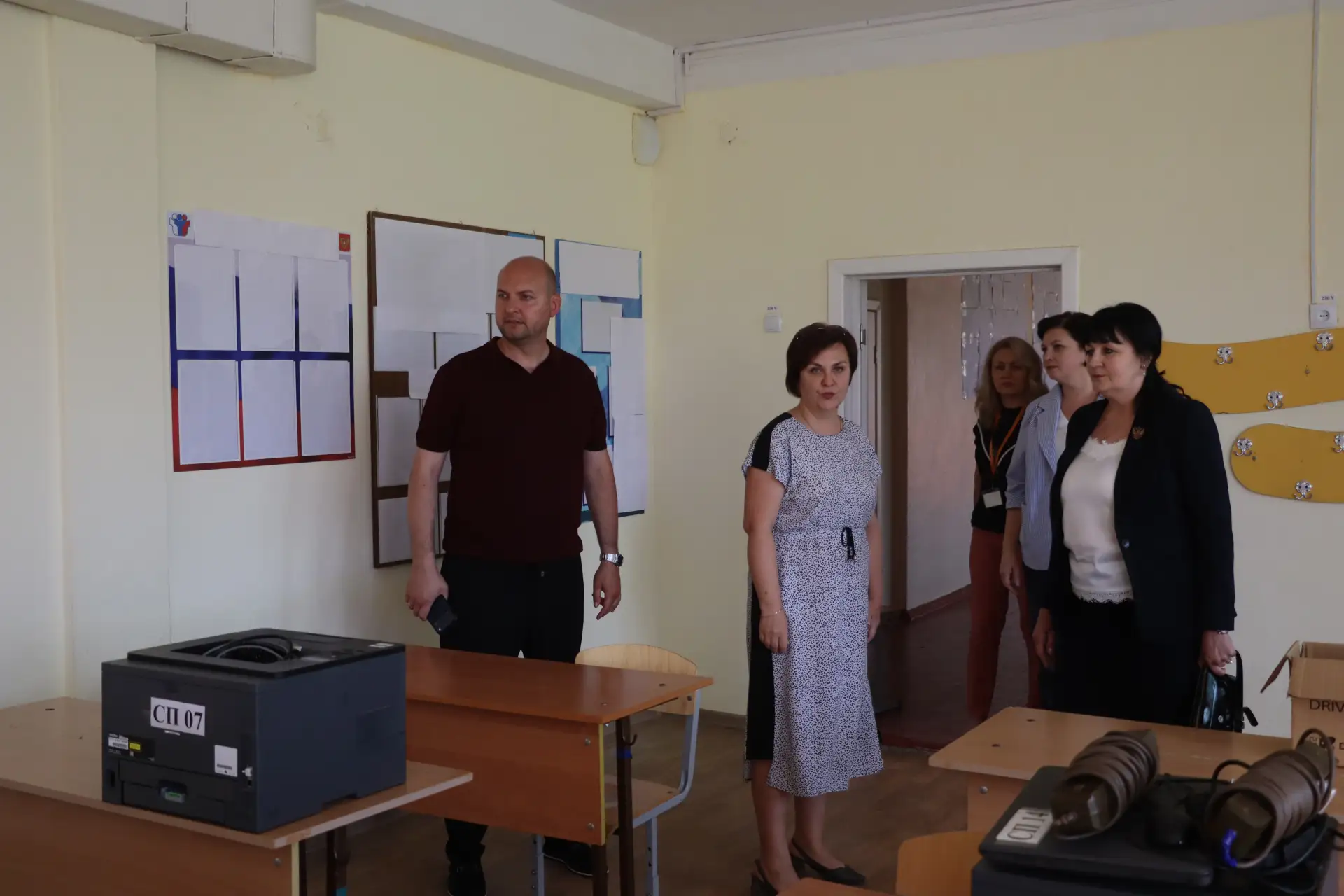 И. о. главы администрации Керчи Иван Кошель совместно с министром образования Республики Крым Валент