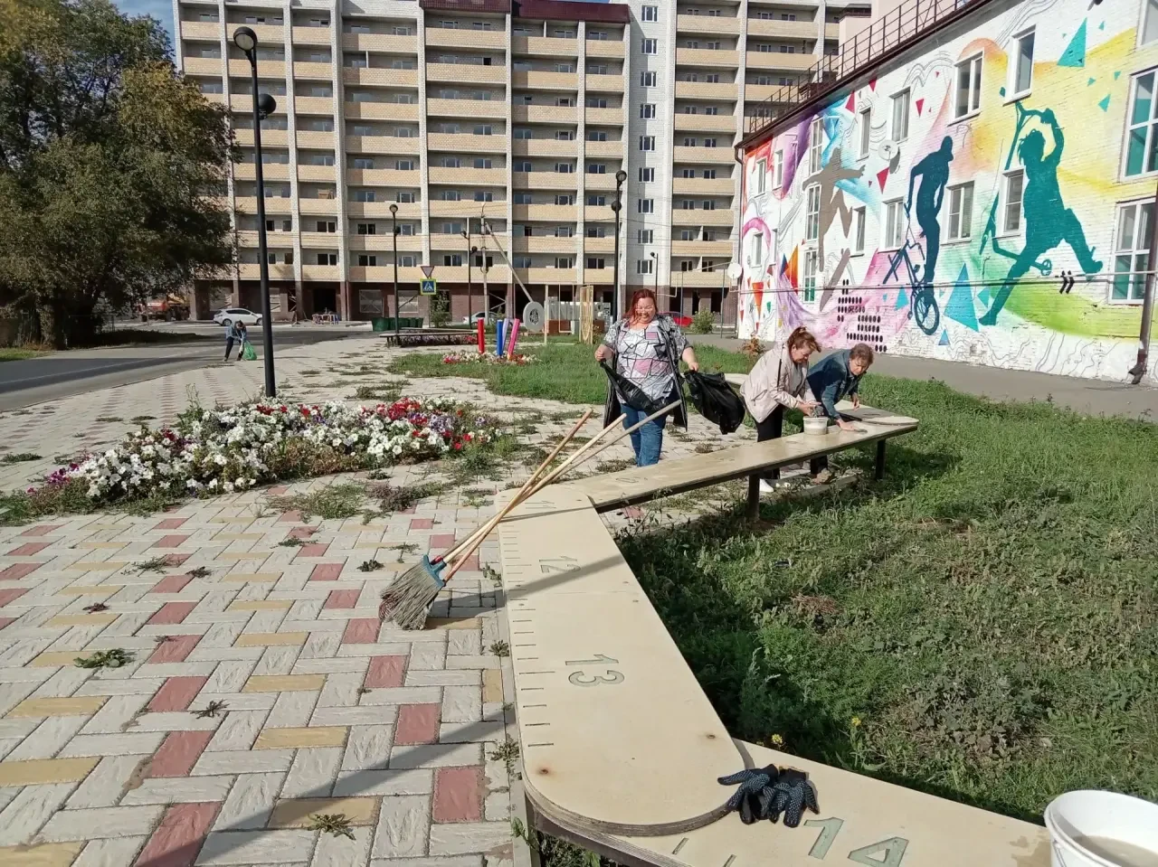 🧹🍂🍁 Коллектив нашей школы принял активное участие в областном субботнике — и это осо...