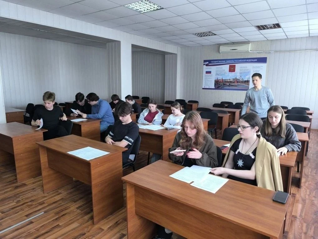 📖 В рамках работы молодёжного клуба «Ты в Центре» бердянским Кадровым центром был проведён профи-мот