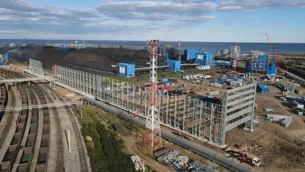 Волна из 81 тысячи панелей: в порту «Остерра» в бухте Мучке строят уникальные экраны