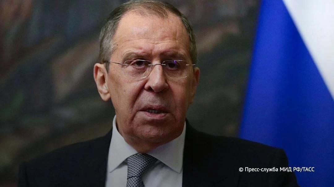 Лавров на саммите БРИКС удивил журналиста своей силой: он пробил себе путь и отодвинул ...