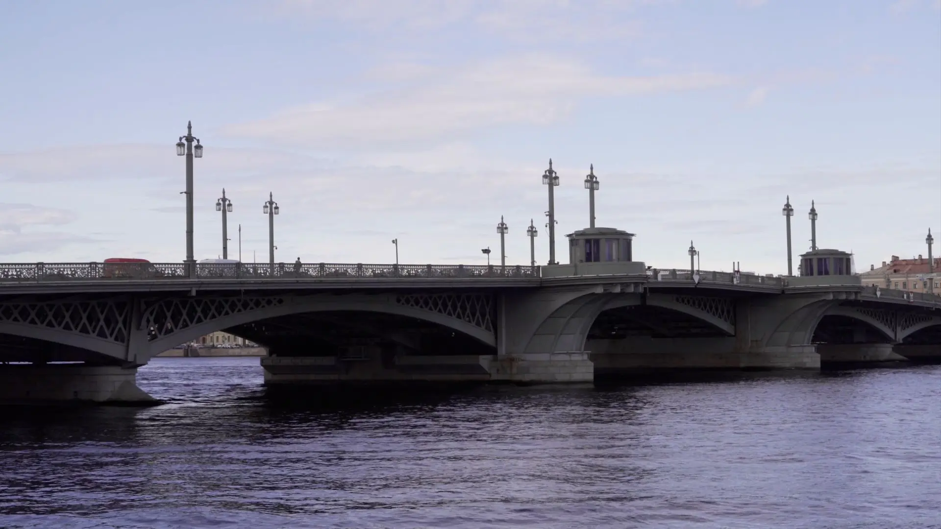 Ночью и утром 2 октября Петербург накроет густой туман. Видимость в это время может сос...