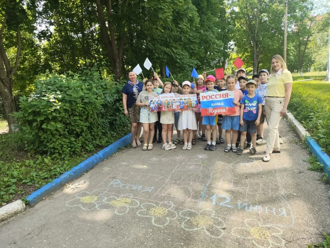 ☀️🎨 Вот это полотно! Вот это размах! Сегодня в нашем школьном лагере «Радуга» асфальт перестал быть
