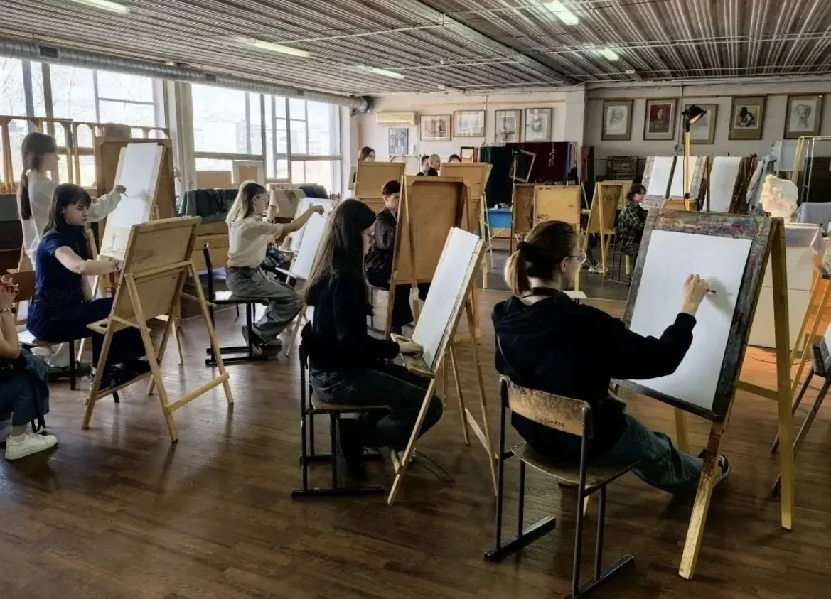 🖌НАРИСУЙТЕ СВОЙ ШАНС

Хотим начать с истории студентки, которая прошла  курсы «Рисунок» и «Композиц