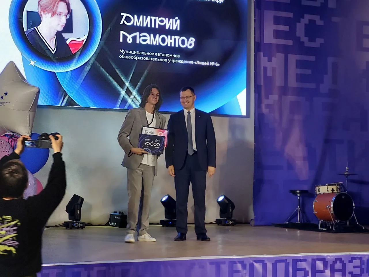 ДИМА В ВОСЬМЕРКЕ ЛУЧШИХ!!!
НОМИНАЦИЯ - ИНТЕЛЛЕКТ ГОДА!!