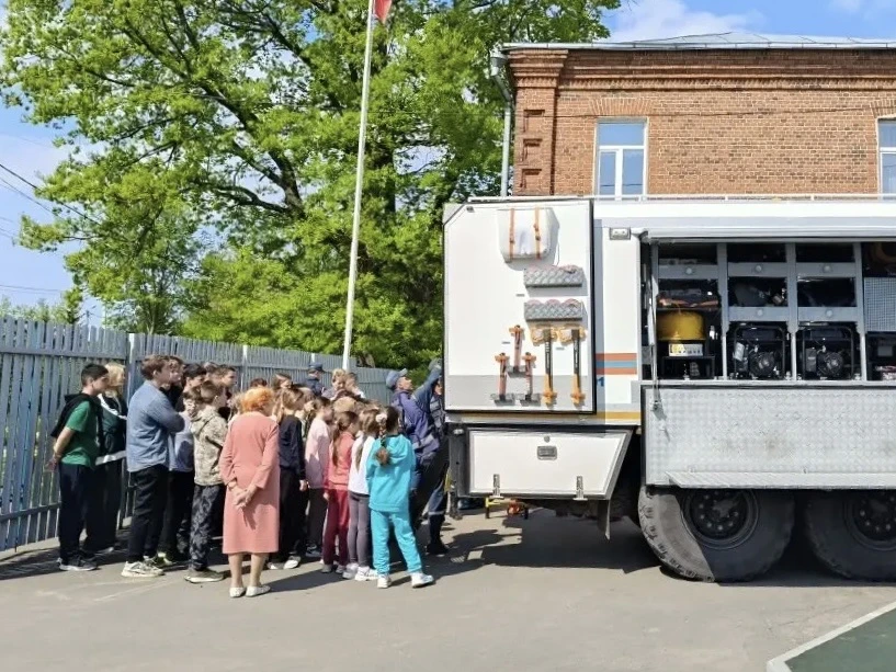 В Зареченской школе прошла встреча учащихся с сотрудниками ФГКУ «Ногинский СЦ МЧС России».
