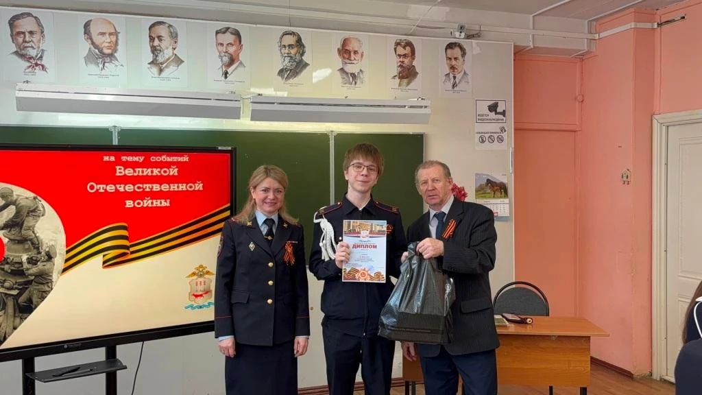 🧩В память о Великой Победе сотрудники МВД по Республике Мордовия провели квиз для кадетов саранской 