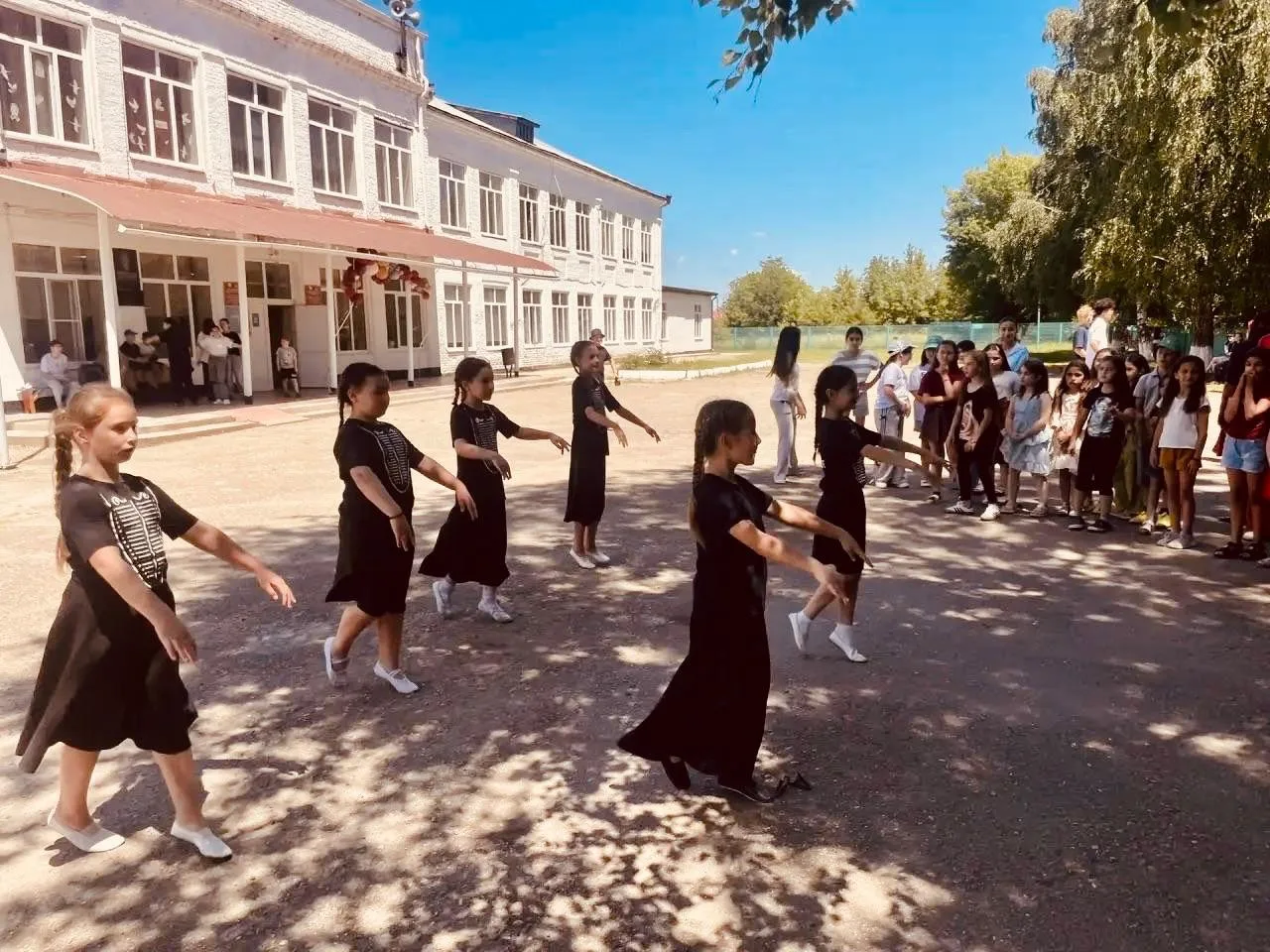 Предлагаем вам окунуться в атмосферу детского пришкольного лагеря аула Кошехабль ☀️✨⠀
⠀
Здесь - улыб