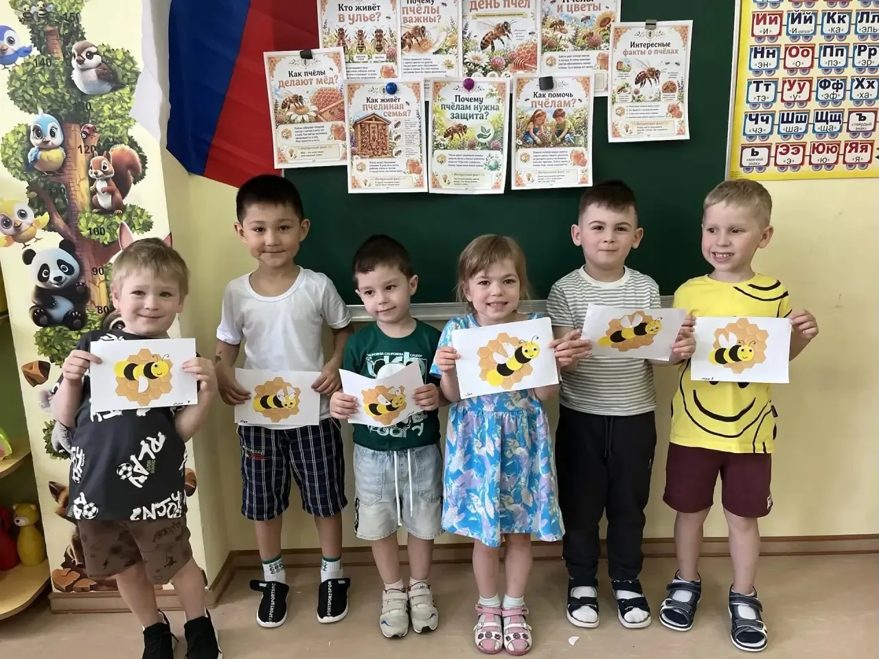 Жу-жу-жу! Празднуем Всемирный день пчёл в «Улыбке»!🐝🌼✨  Сегодня, 20 мая, наши воспитанники погрузили