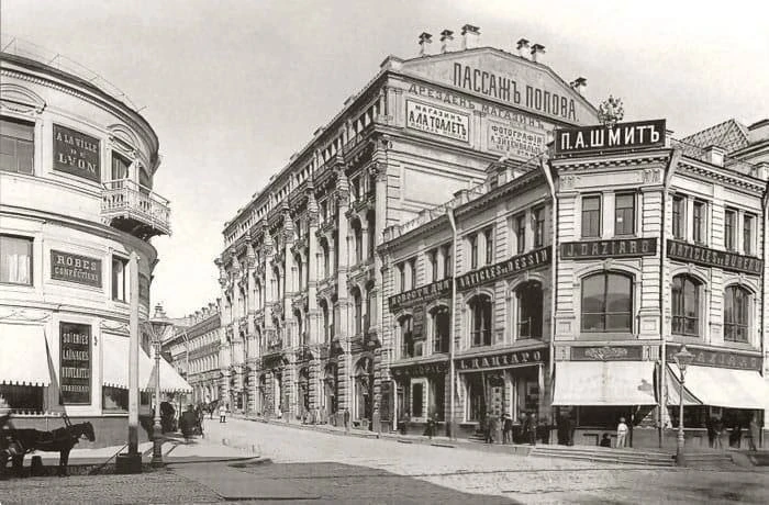 Пассаж Попова (сейчас это Кузнецкий мост, 12). Первая телефонная станция, 1882 год.
@old_photo_msk