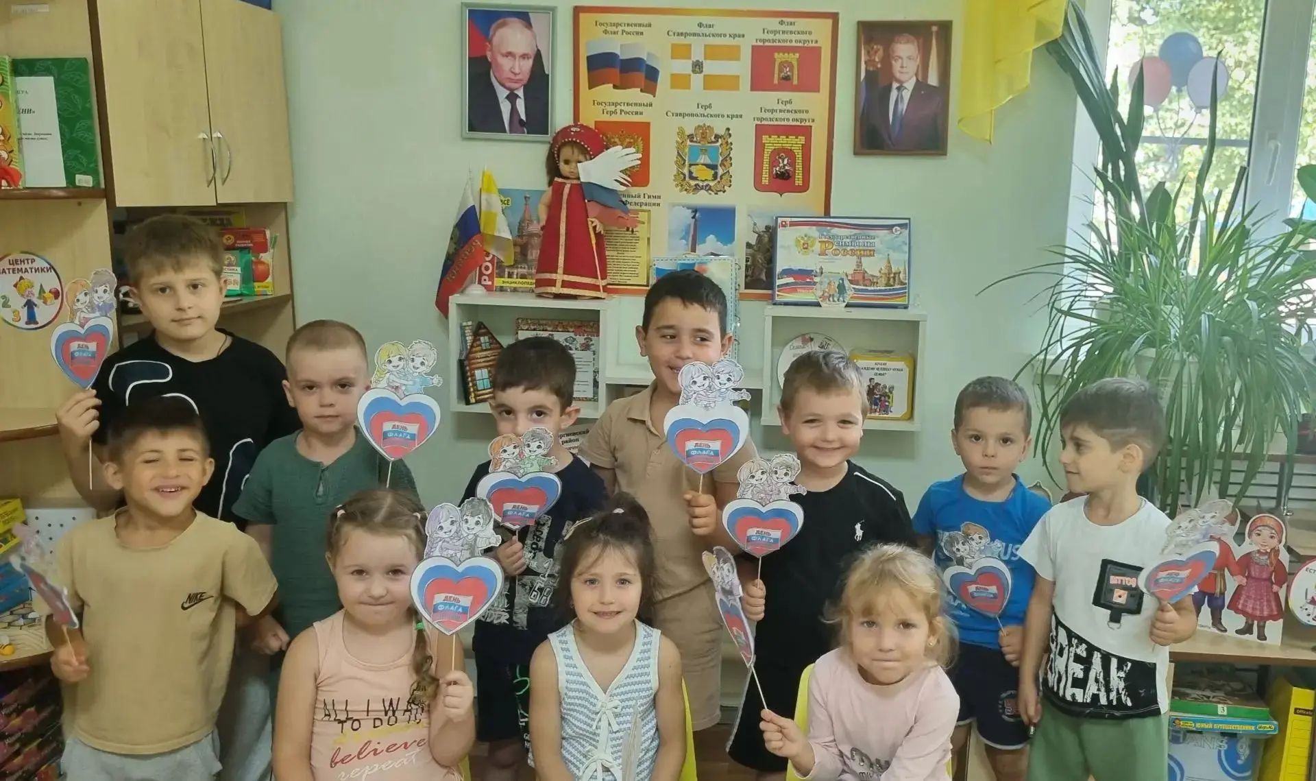 Ребята из средней группы подготовили особенный подарок для своих родителей — красивую п...