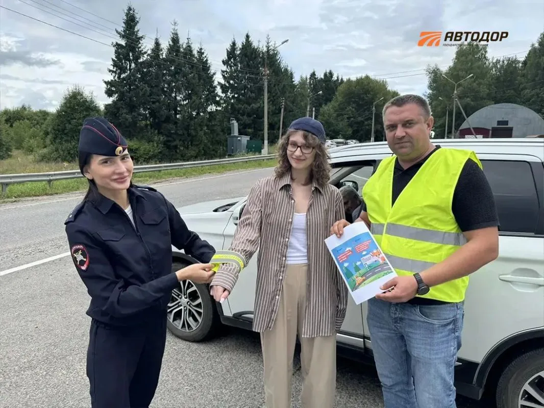 🚔 На дорогах Автодора напомнили о Правилах дорожного движения

Сотрудники Госкомпании «Автодор» сов