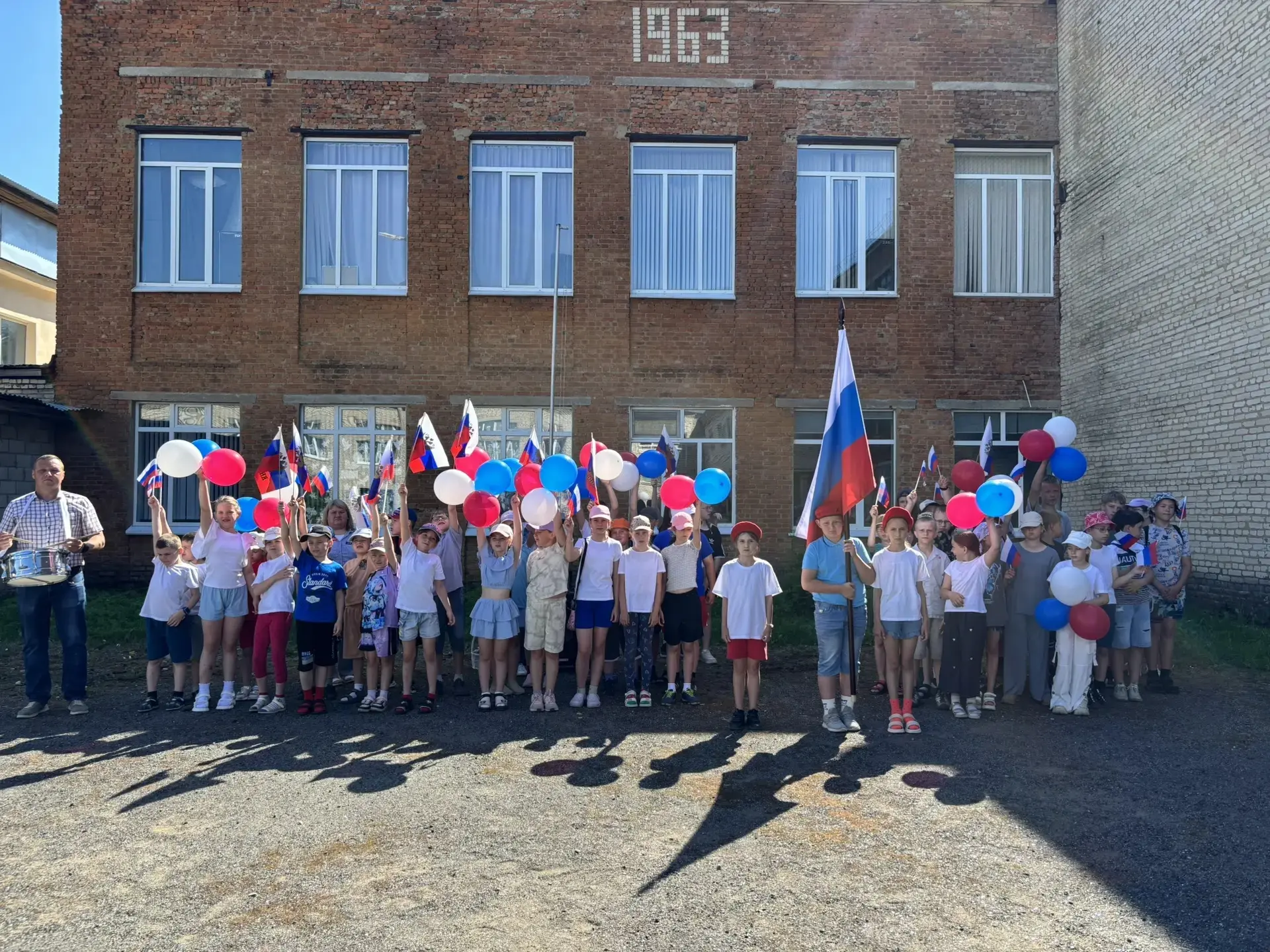 🎈 🇷🇺ТОРЖЕСТВЕННАЯ ЛИНЕЙКА🇷🇺🎈

☀ Утро в нашем пришкольном лагере «Искра» началось с яркого и па