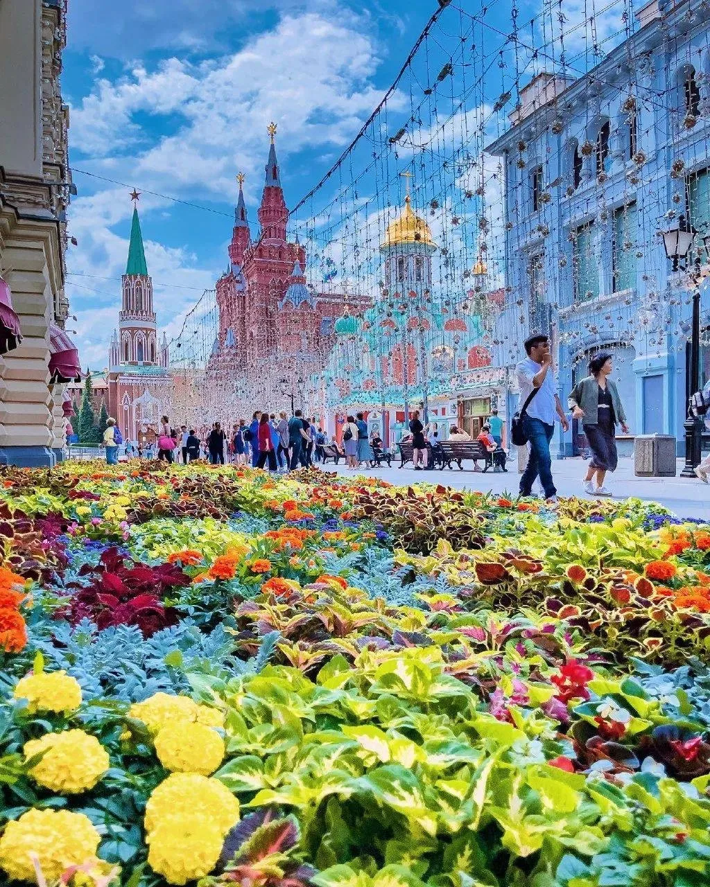 ❤️🌸 Цветущая Никольская  🗺️: 55,75717, 37,62250  📸: carolinamescheryakova  👉 Экскурсия  #Москва  Уют
