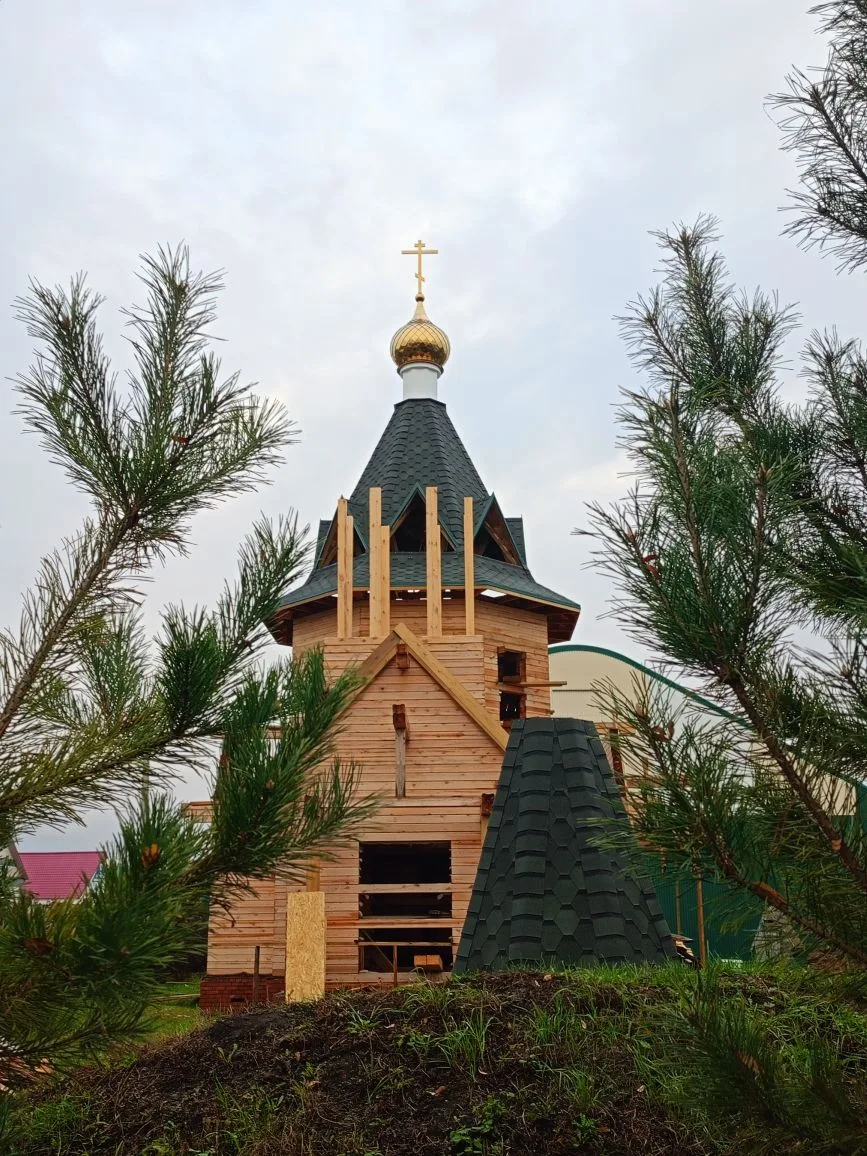 Первый купол установили на новый храм в Убинском