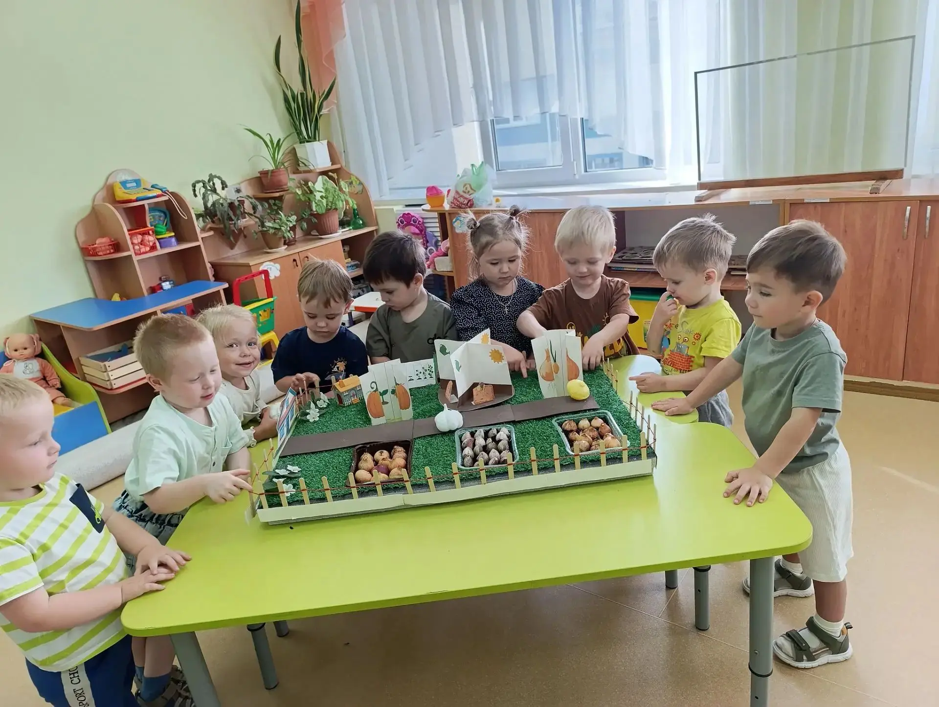 🌱 «Росток» продолжает расти! Сегодня — день добрых дел в младшей группе «Почемучки»!